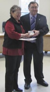 Mme Claire Leblanc recevant sa médaille des mains de M. Jean-Guy Ouimet